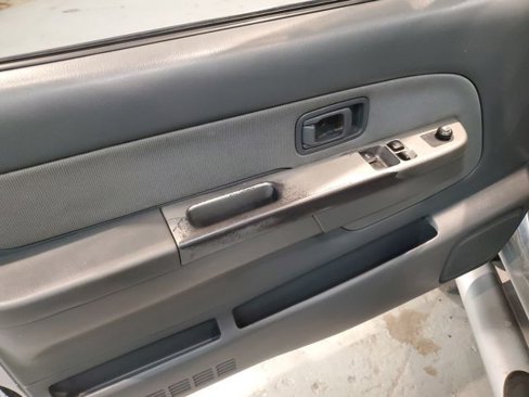 Used 2003 Nissan Frontier SE image 11