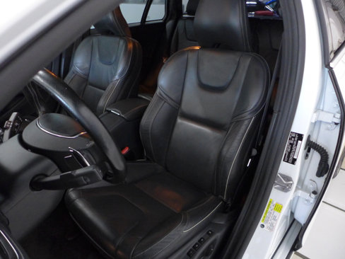 Used 2017 Volvo V60 T6 R-Design Platinum image 43