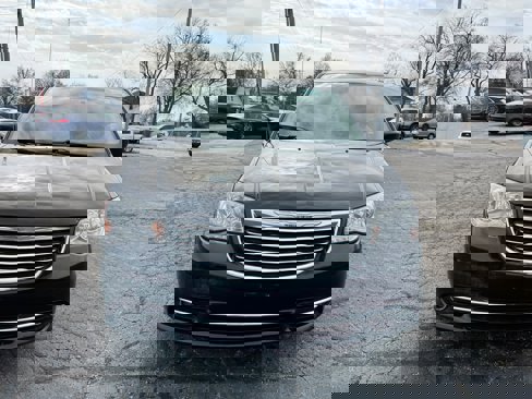 Used 2014 Chrysler Town & Country Touring image 5