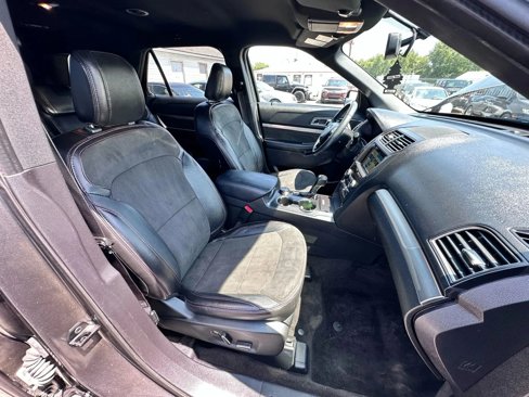 Used 2018 Ford Explorer XLT w/ Equipment Group 202A image 9
