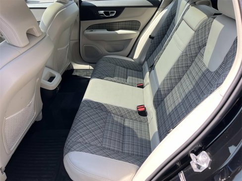 Used 2020 Volvo V60 T5 Momentum image 18