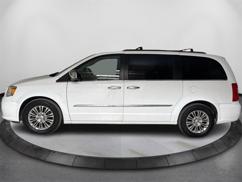 Used 2015 Chrysler Town & Country Touring-L image 8