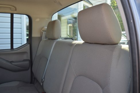 Used 2010 Nissan Frontier SE image 16