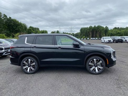 New 2025 Mitsubishi Outlander AWD image 2