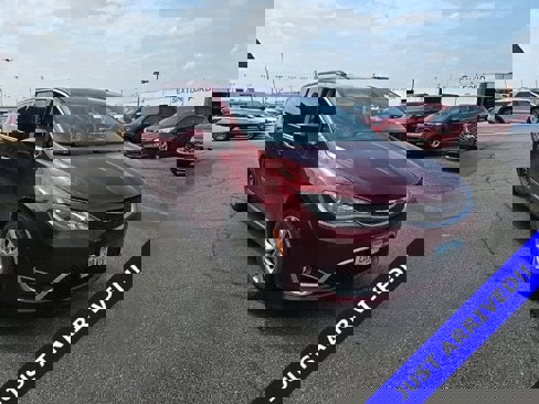 Used 2017 Chrysler Pacifica Touring-L image 1