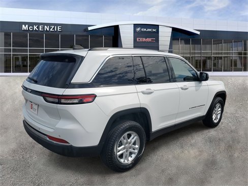 Used 2023 Jeep Grand Cherokee Laredo image 4