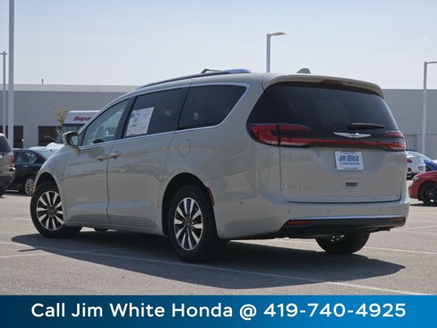 Used 2021 Chrysler Pacifica Touring-L w/ Premium & Safety Sphere Group image 16