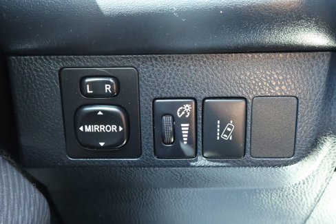 Used 2018 Toyota RAV4 SE image 18