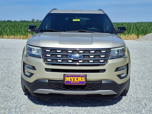 Used 2017 Ford Explorer XLT image 3