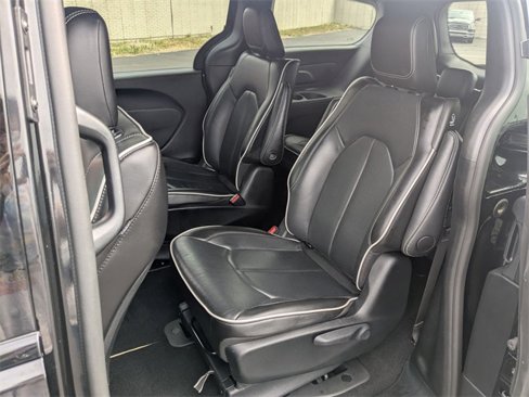 Used 2024 Chrysler Pacifica Premium image 18