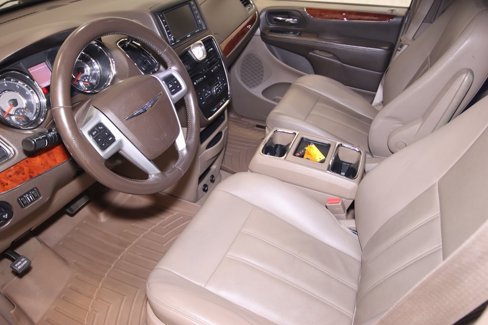 Used 2013 Chrysler Town & Country Touring image 30