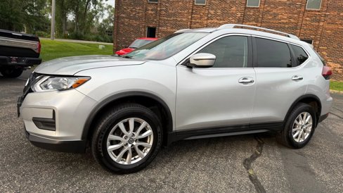 Used 2018 Nissan Rogue SV image 1