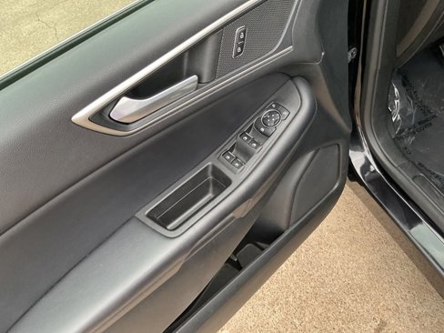 Used 2022 Ford Edge SEL image 11