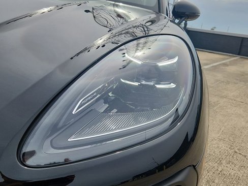 Used 2025 Porsche Macan image 9