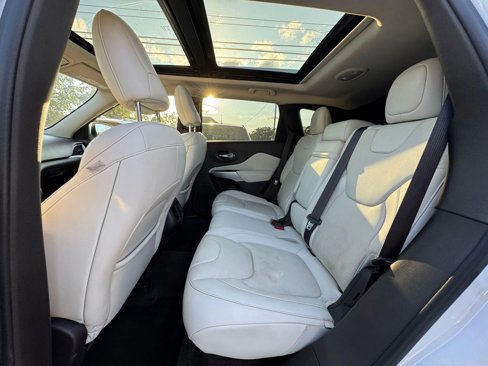 Used 2017 Jeep Cherokee Overland w/ Technology Group image 10