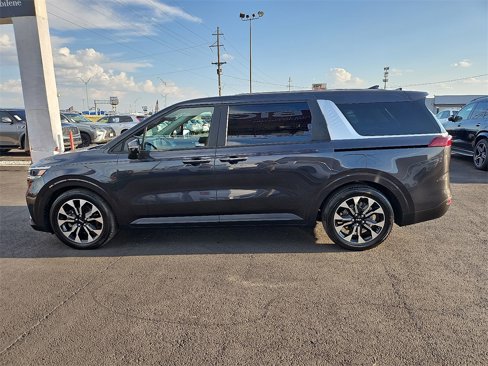 Used 2022 Kia Carnival EX image 3