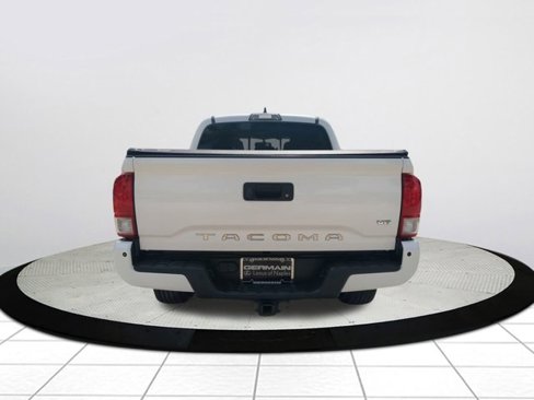 Used 2017 Toyota Tacoma TRD Off-Road image 4