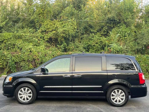 Used 2016 Chrysler Town & Country Touring w/ Driver Convenience Group image 3