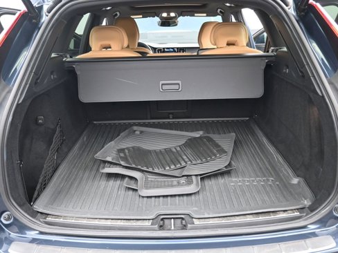 Certified 2023 Volvo XC60 B5 Ultimate w/ Climate Package image 19