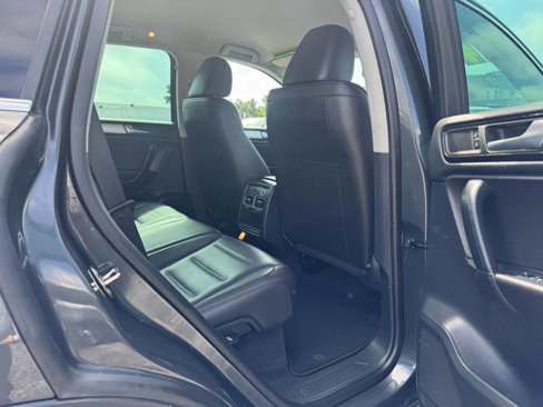 Used 2014 Volkswagen Touareg Sport image 31