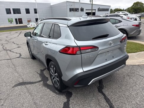 Used 2022 Toyota Corolla Cross XLE image 9