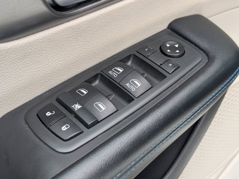 Used 2021 Chrysler Pacifica Touring-L image 14