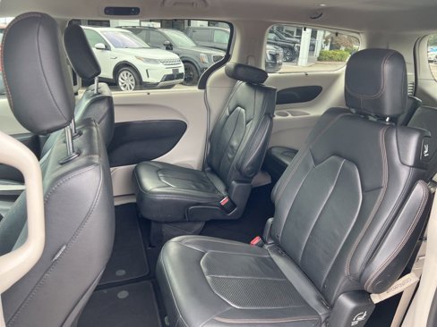 Used 2019 Chrysler Pacifica Touring-L image 21