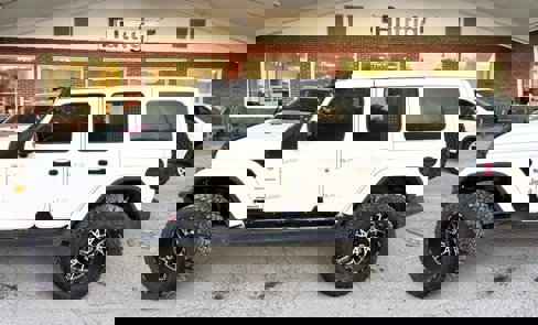 Used 2018 Jeep Wrangler Unlimited Sahara image 2