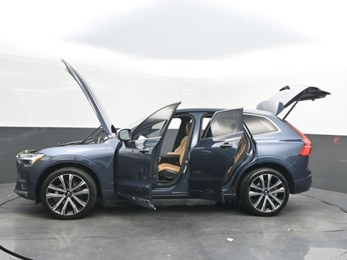 Certified 2023 Volvo XC60 B5 Ultimate w/ Climate Package image 32