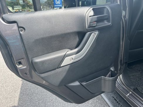 Used 2016 Jeep Wrangler Unlimited Rubicon image 26