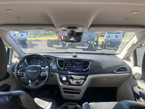 Used 2021 Chrysler Pacifica Touring-L image 22