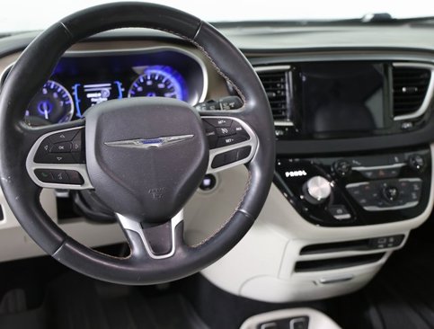 Used 2017 Chrysler Pacifica Touring-L image 3