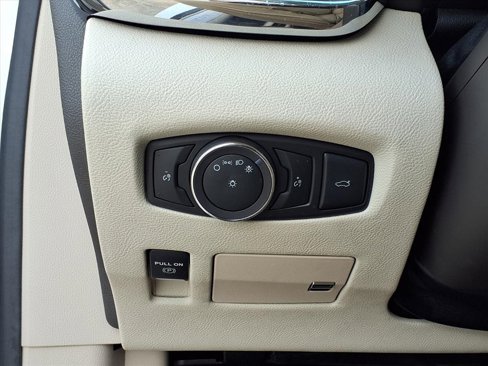 Used 2017 Lincoln Continental Select image 16