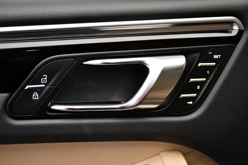Certified 2023 Porsche Macan image 36
