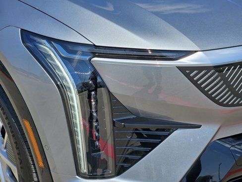 New 2025 Cadillac Optiq Luxury 1 image 9
