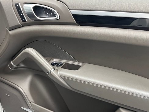 Used 2017 Porsche Cayenne Platinum Edition image 40