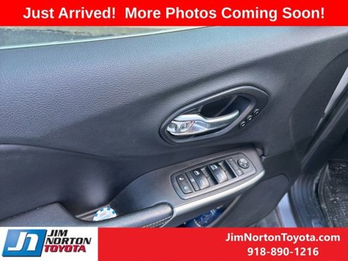 Used 2019 Jeep Cherokee Limited w/ Technology Group image 11
