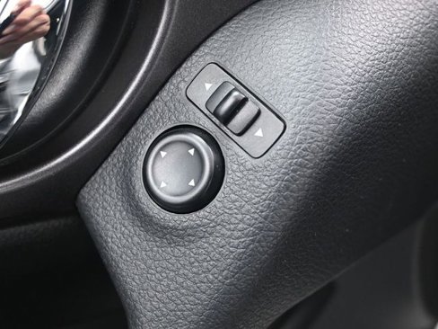 Used 2016 Nissan Rogue SV image 5