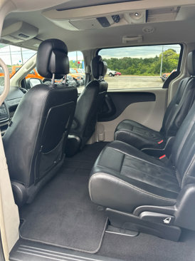 Used 2016 Chrysler Town & Country Touring image 13