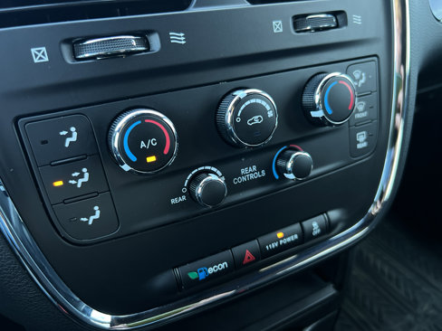 Used 2018 Dodge Grand Caravan SE image 21