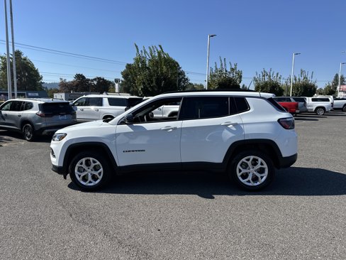 Used 2024 Jeep Compass Latitude image 2