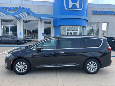 Used 2017 Chrysler Pacifica Touring-L image 6