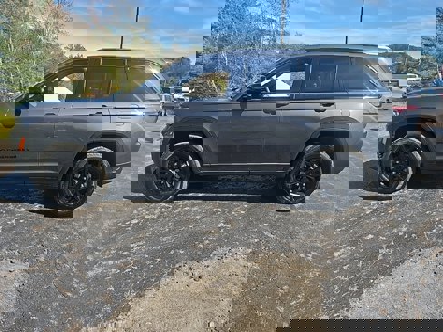 Used 2024 Jeep Grand Cherokee Altitude image 2