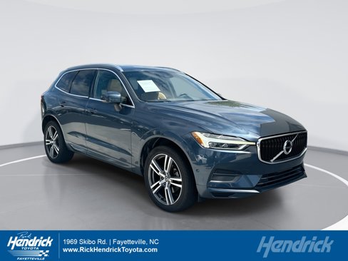 Used 2018 Volvo XC60 T5 Momentum w/ Vision Package image 1