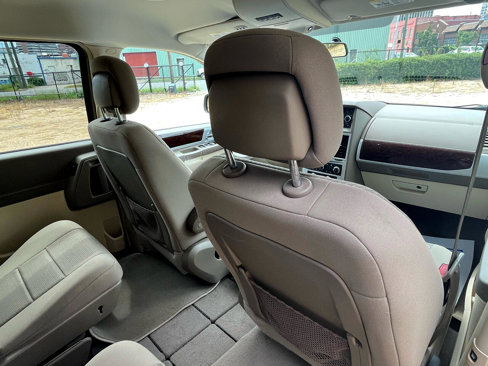 Used 2010 Chrysler Town & Country Touring image 54