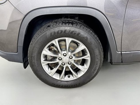 Used 2019 Jeep Cherokee Latitude Plus w/ Cold Weather Group image 34