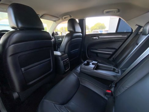 Used 2018 Chrysler 300 Touring L image 24