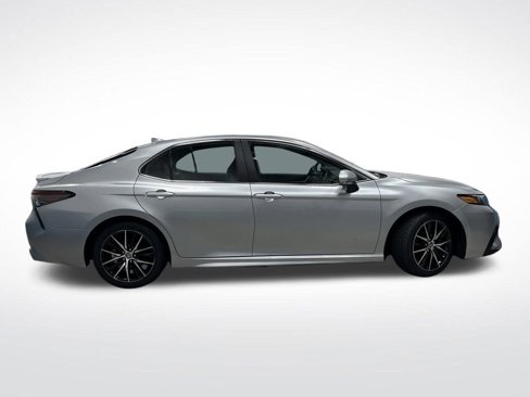 Used 2023 Toyota Camry SE image 2