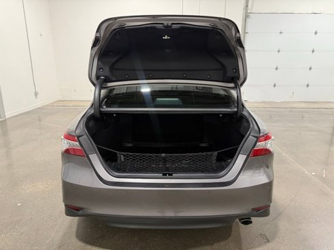 Used 2020 Toyota Camry XLE image 9