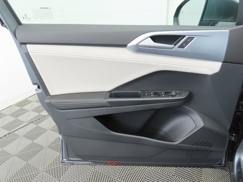 Certified 2025 Volkswagen Taos SE image 25